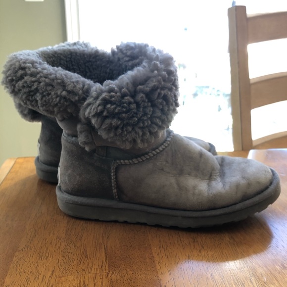 UGGS - Picture 2 of 4